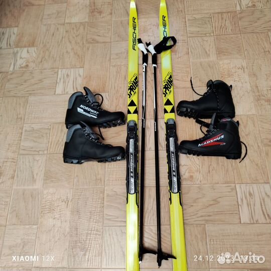 Лыжи беговые и налокотники хоккейные детские