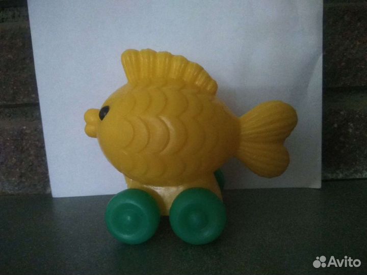 Рыба игрушечная на колёсиках