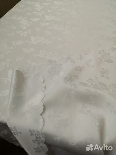 Скатерть белая с набивным рисунком 150х195