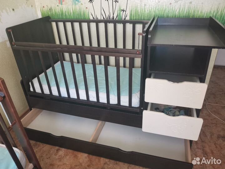 Детская кроватка с маятником и ящиком
