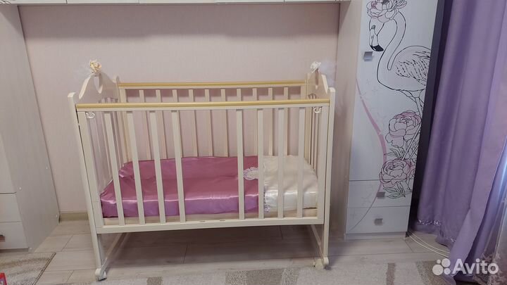 Детская кроватка с маятником
