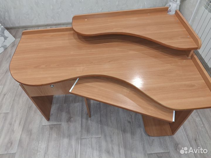 Компьютерный угловой стол