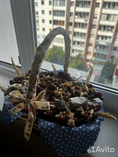 Корзина из сухофруктов и орехов