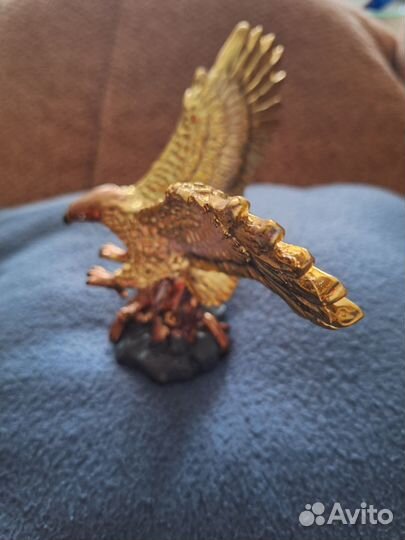 Статуэтка орла