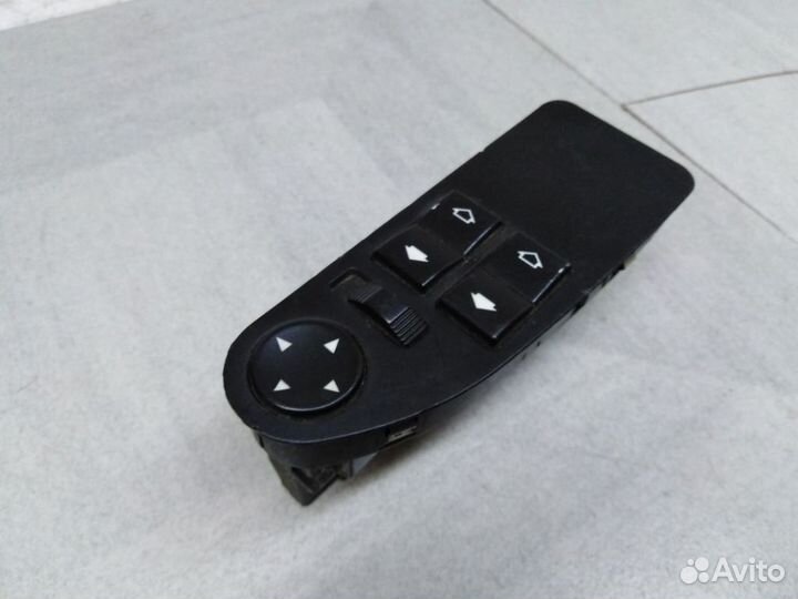 Блок управления стеклоподъемниками и зеркалами