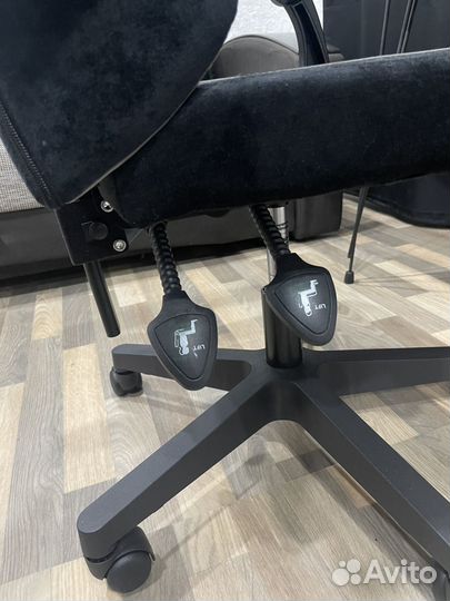 Компьютерное кресло и стол