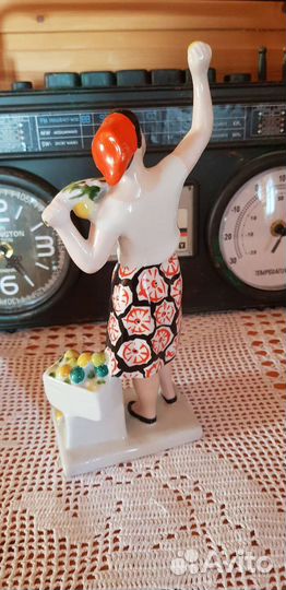 Статуэтка Сборщица яблок Лфз