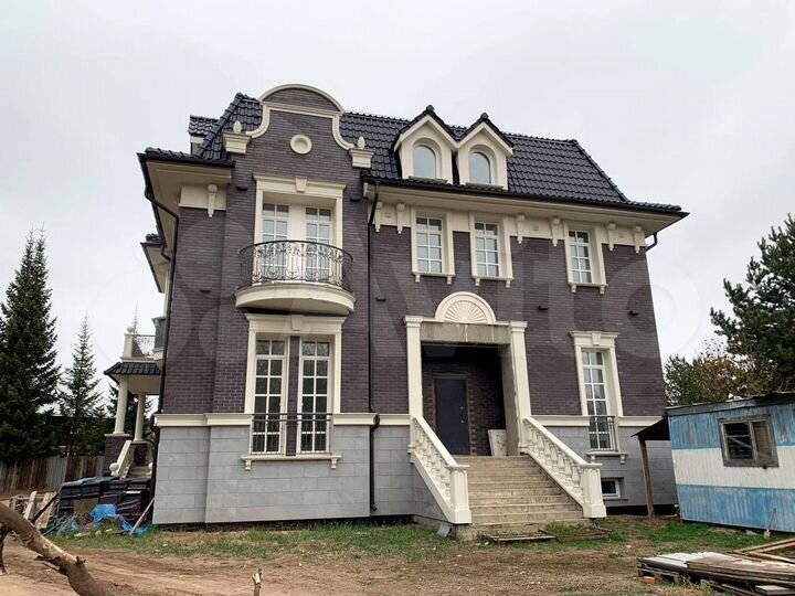 Дом 725 м² на участке 15 сот.