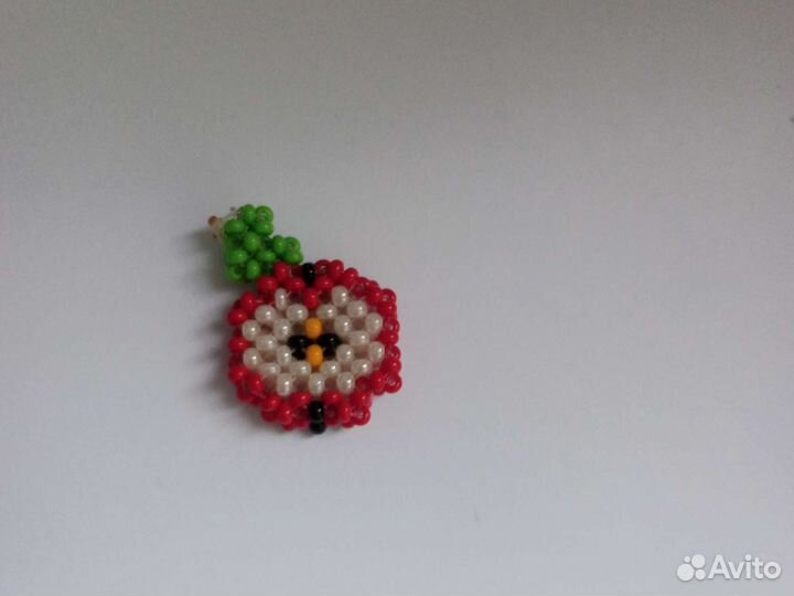 Брелок яблоко из бисера