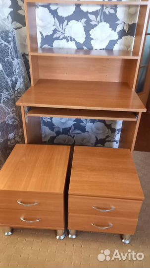 Компьютерный стол и 2 тумбочки