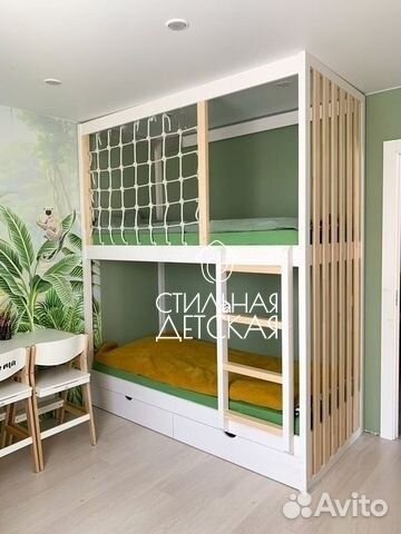 Двухъярусная кровать с сеткой