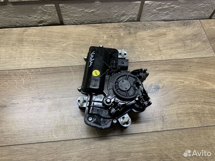 Skoda Kodiaq Моторчик замка крышки багажника