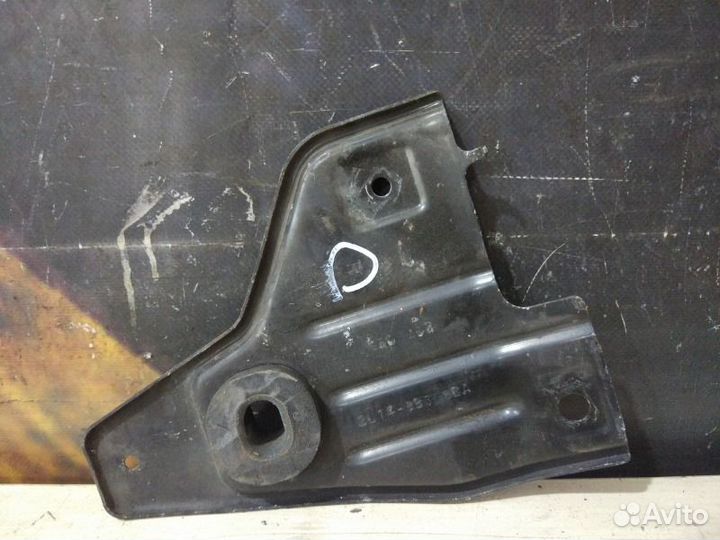 Крепление радиатора правое Lincoln Navigator 5.4L