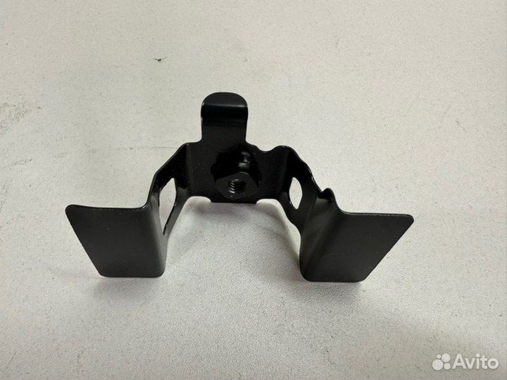 Кронштейн крыла передний правый Toyota Land