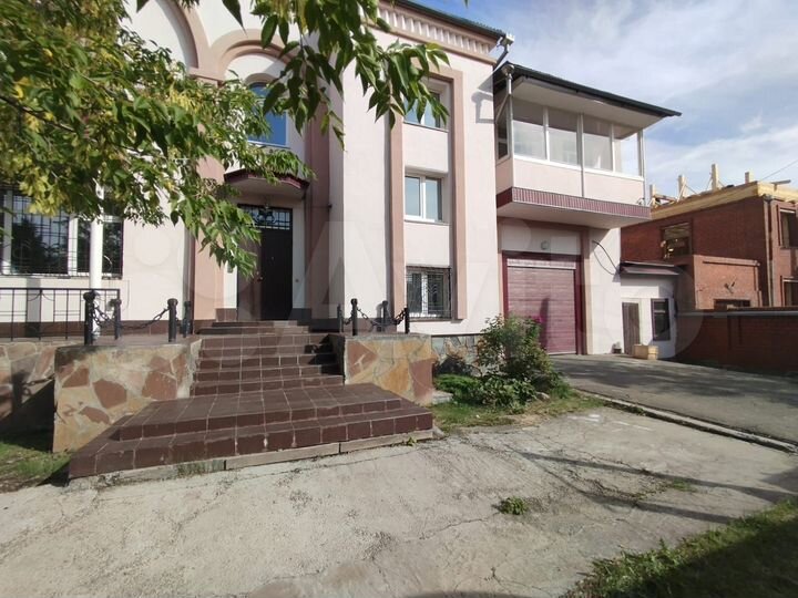 Дом 647 м² на участке 12 сот.