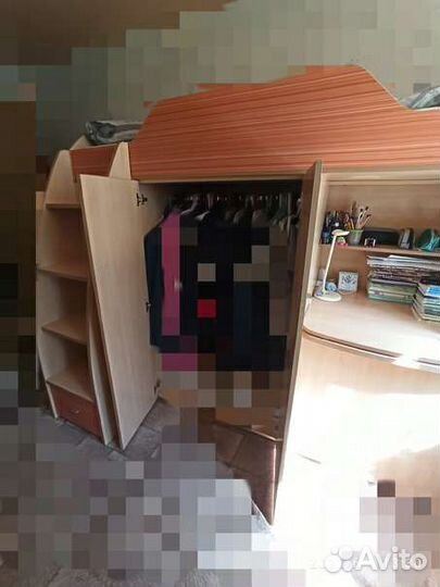 Детский уголок с кроватью и столом