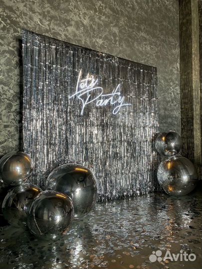Фотозона серебряная с неоновой надписью