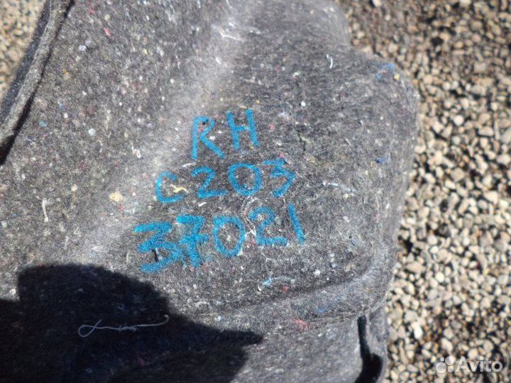 Обшивка багажника правая Mercedes-Benz C180 W203