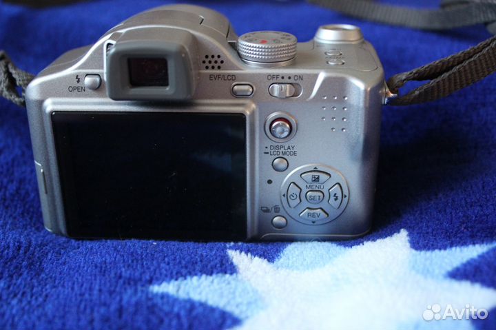 Цифровую камеру Panasonic Lumix DMC-FZ7