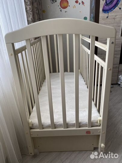 Детская кроватка с маятником и ящиком