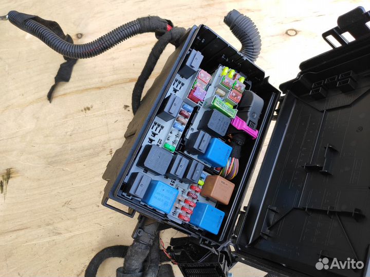 Блок предохранителей передний на Opel Meriva B