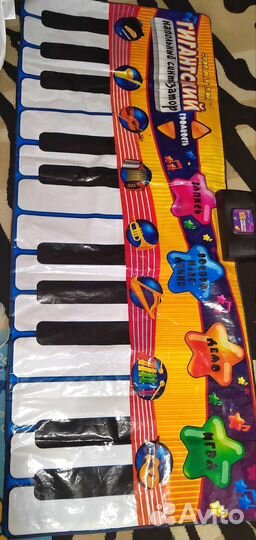 Гигантский напольный синтезатор