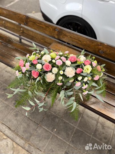 Настольная композиция из живых цветов