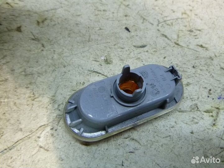 Повторитель на крыло левый Volkswagen polo (SED) 2