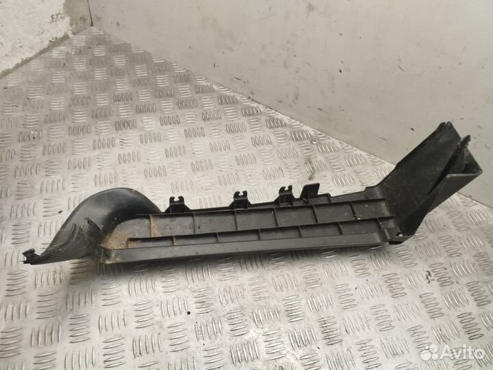 Опора полки багажника правая Golf IV