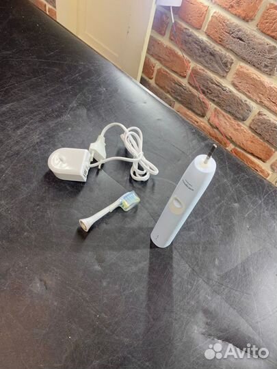 Электрическая зубная щетка Philips HX6803