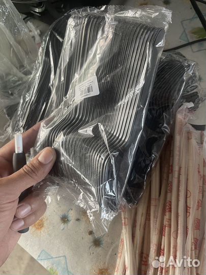 Стаканчики и ложки и вилки