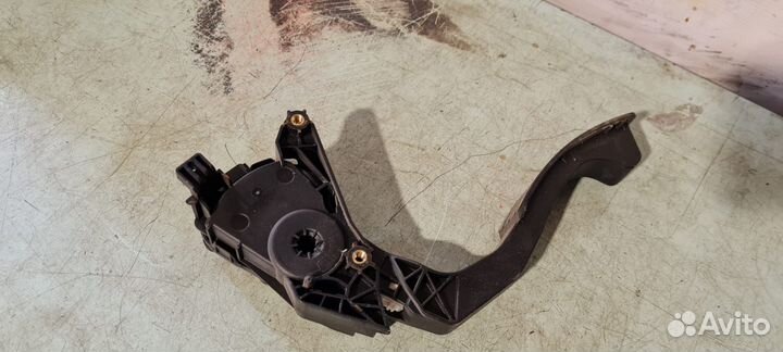 Педаль газа Renault Logan 2