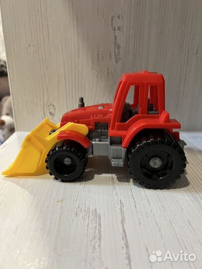 Трактор с ковшом