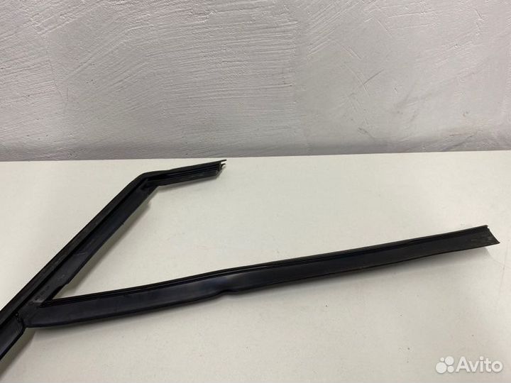 Уплотнитель стекла двери Ford Mondeo Iv 2007-2015