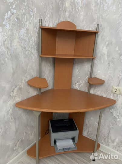 Угловой письменный стол с полками бу