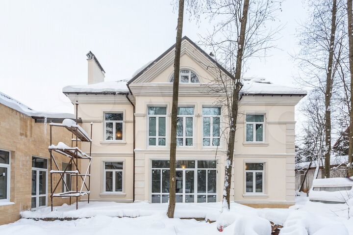 Дом 780 м² на участке 15 сот.