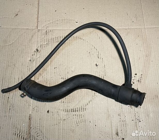 Патрубок системы охлаждения Volkswagen Passat B3