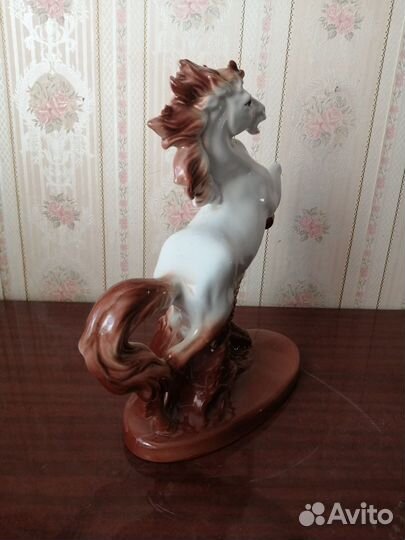 Фарфоровая статуэтка, Конь