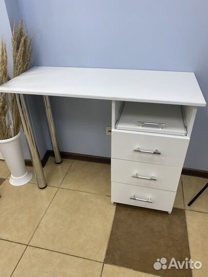 Маникюрный столик бу