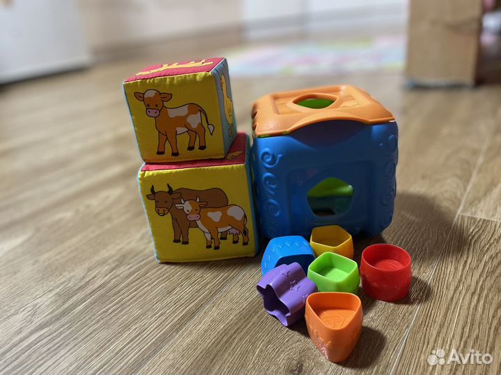 Игрушки (кубики и сортер)