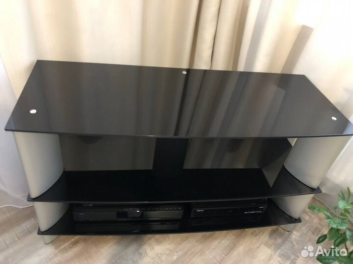 Стеклянная стойка под аппаратуру