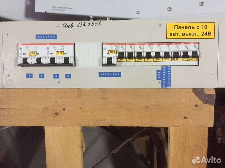 Полка с DIN рейкой и автоматами на 24в