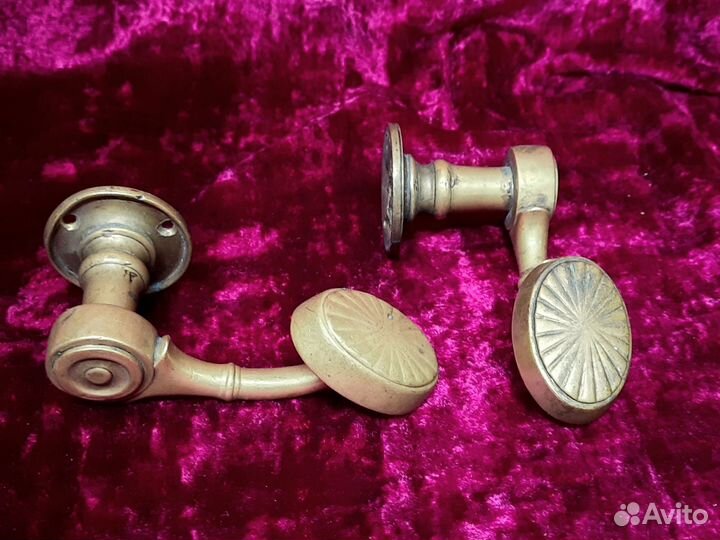 Пара старинных дверных ручек