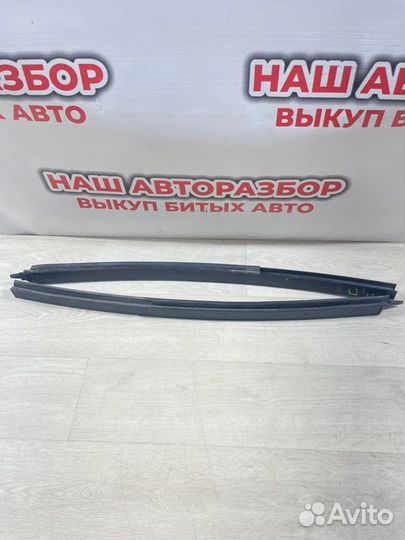 Направляющая стекла двери Renault Sandero 2013