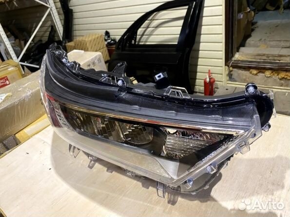 Фара передняя правая Toyota RAV4 XA50