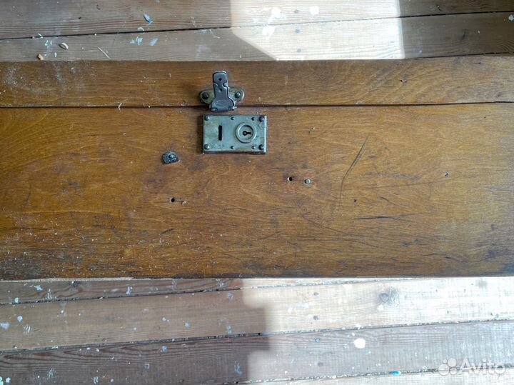 Старинный деревянный чемодан