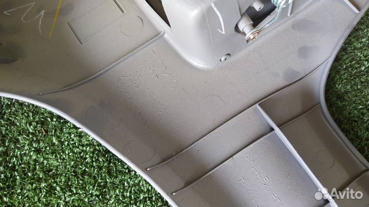 Консоль под рулевой колонкой Toyota Vista Ardeo