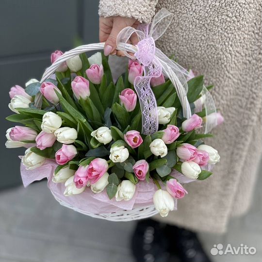 Букет 25 бело-розовых тюльпанов в корзине, цветы д