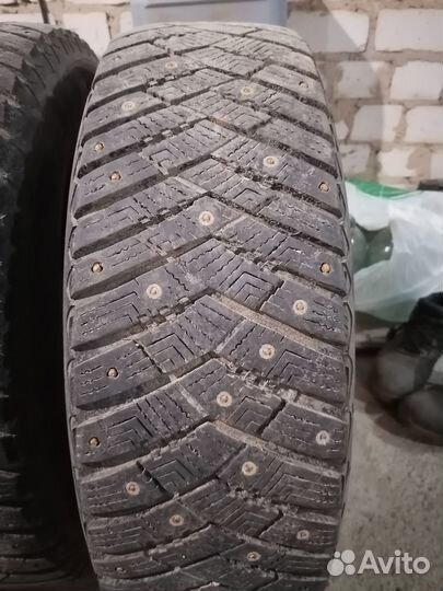Goodyear UltraGrip Ice Arctic SUV 215/70 R16
