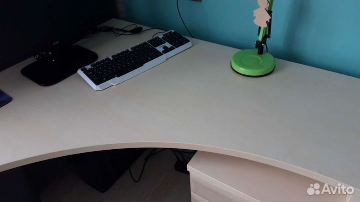 Угловой рабочий стол с полками